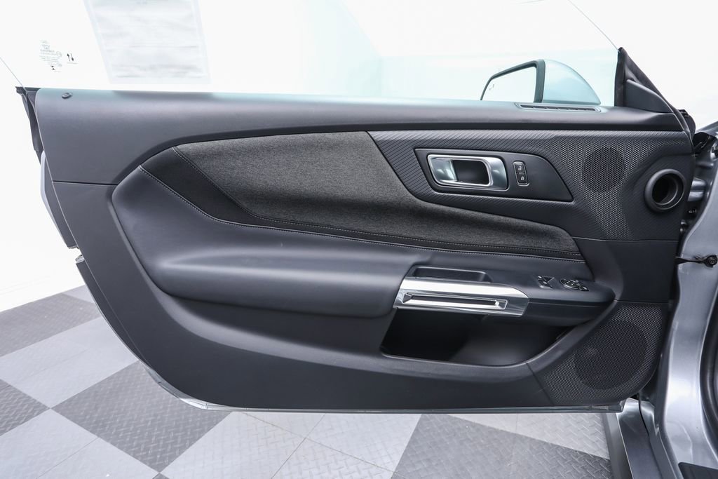 2025 Ford Mustang photo 8