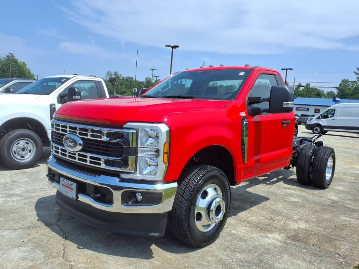 2025 Ford F-350 Super Duty Chassis Cab XL's photo