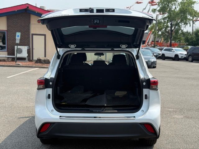 2022 Toyota Highlander L photo 5
