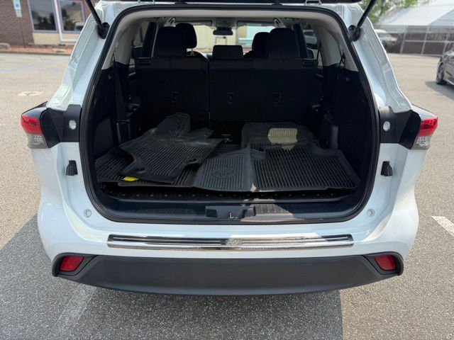 2022 Toyota Highlander L photo 6