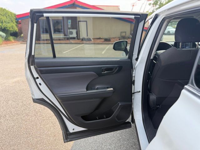 2022 Toyota Highlander L photo 14