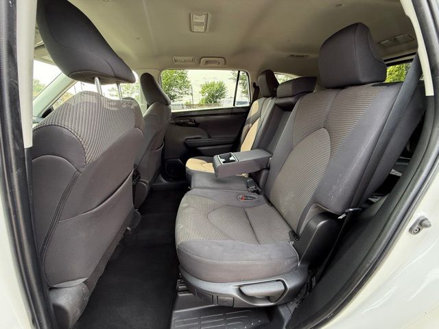 2022 Toyota Highlander L photo 16