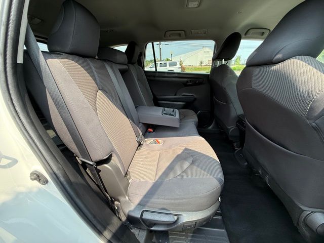 2022 Toyota Highlander L photo 18