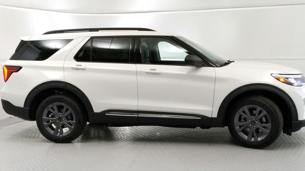 2025 Ford Explorer photo 2