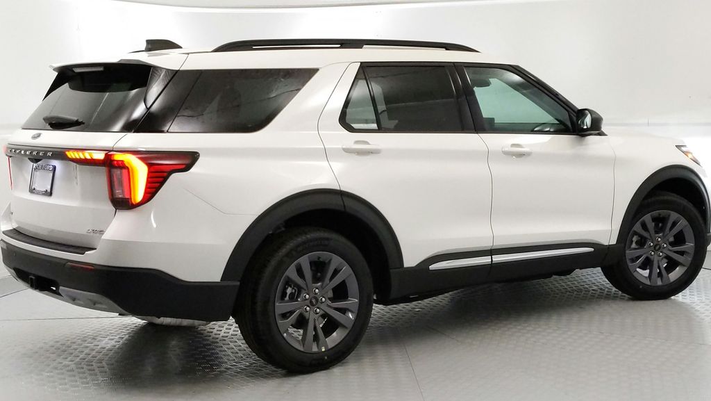 2025 Ford Explorer photo 3