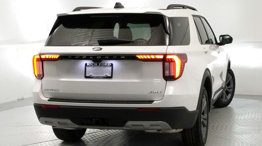 2025 Ford Explorer photo 4