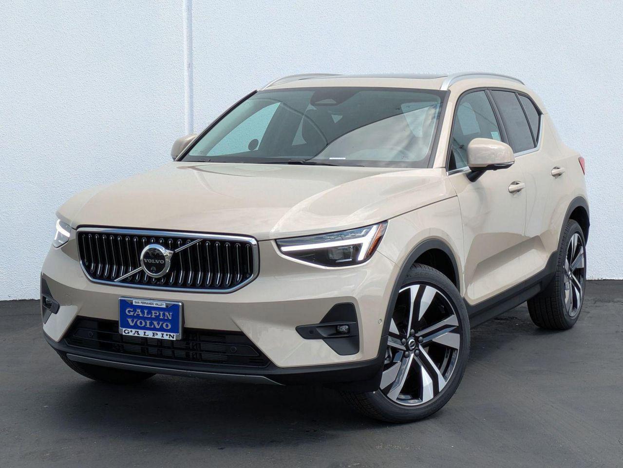 2025 Volvo XC40 photo 2