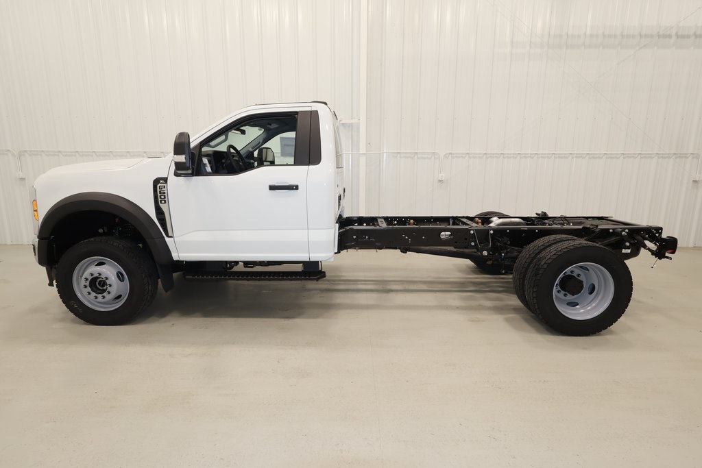 2025 Ford F-600 photo 2