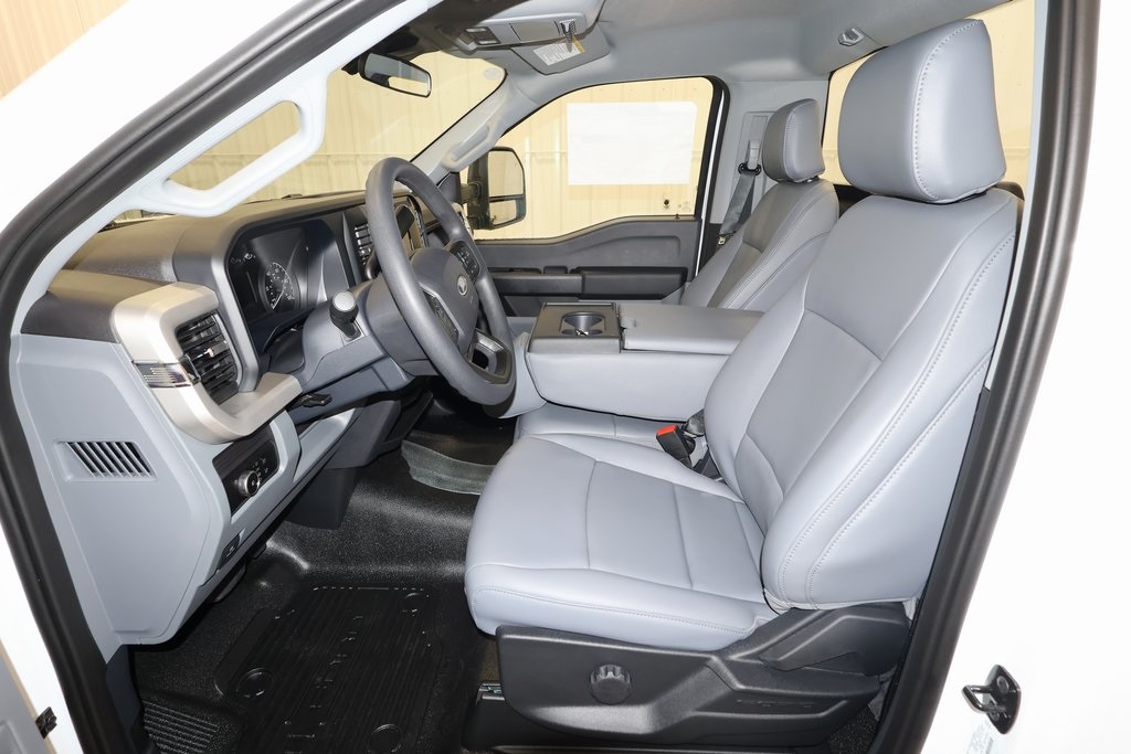 2025 Ford F-600 photo 8