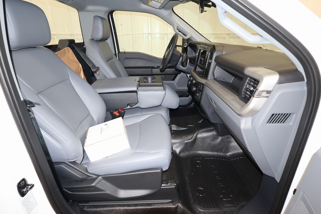 2025 Ford F-600 photo 9