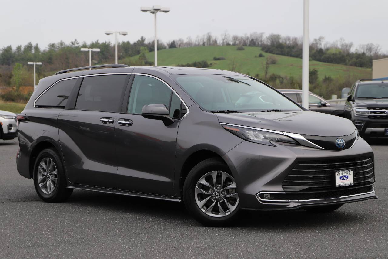 2024 Toyota Sienna XLE's photo