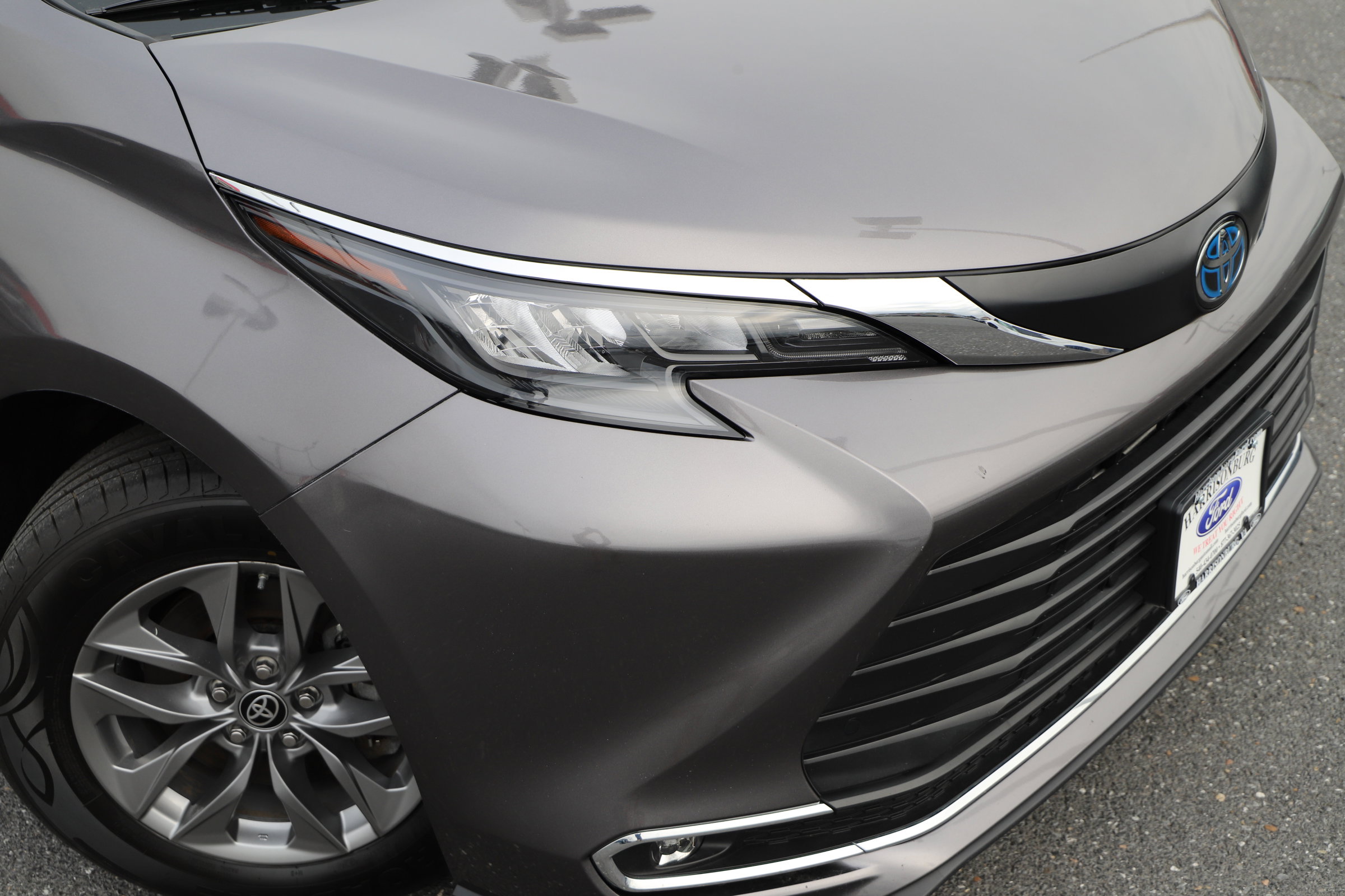 2024 Toyota Sienna XLE photo 2