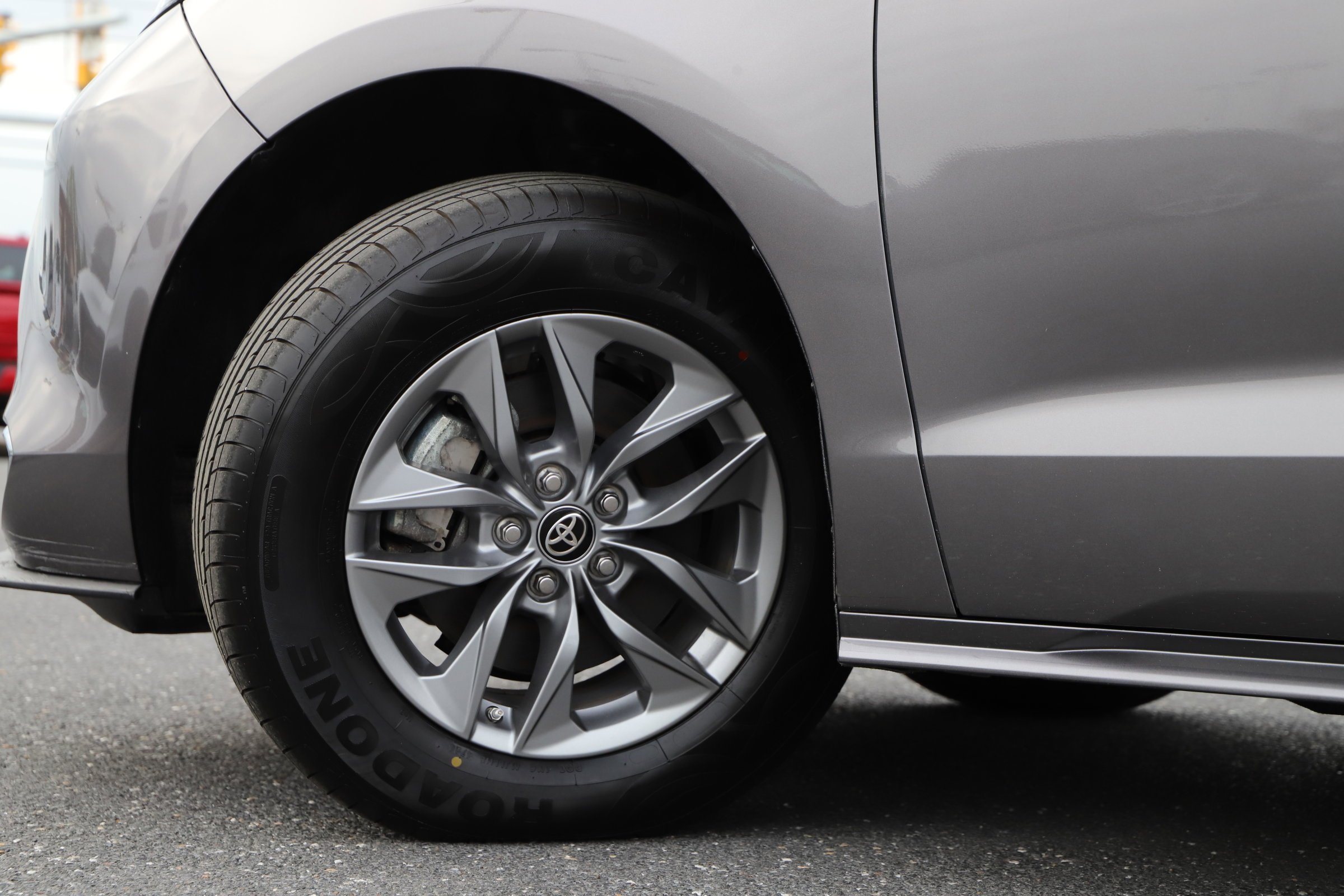 2024 Toyota Sienna XLE photo 3