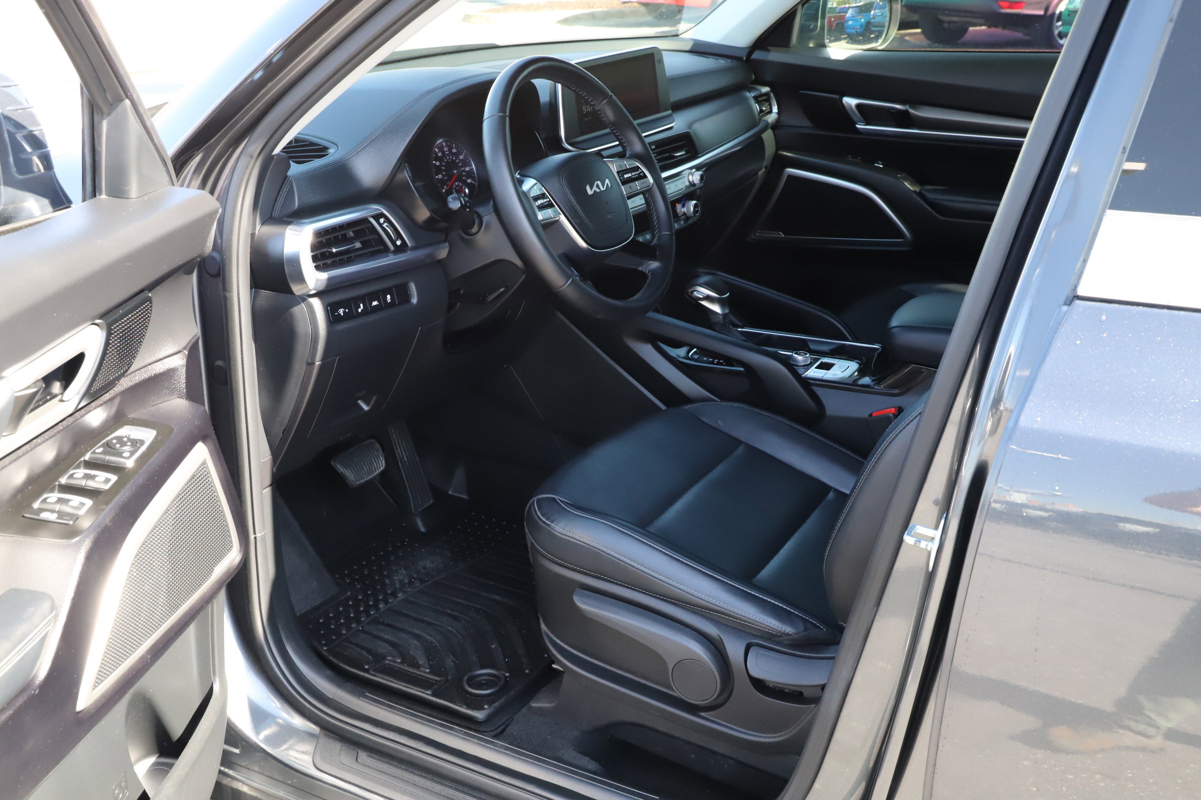 2022 Kia Telluride LX photo 12