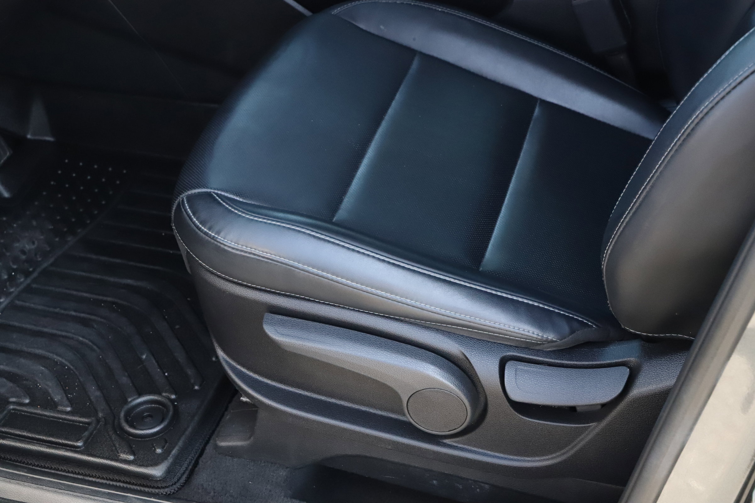 2022 Kia Telluride LX photo 16