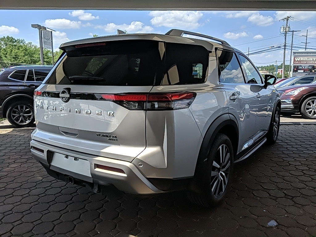 2022 Nissan Pathfinder Platinum photo 2