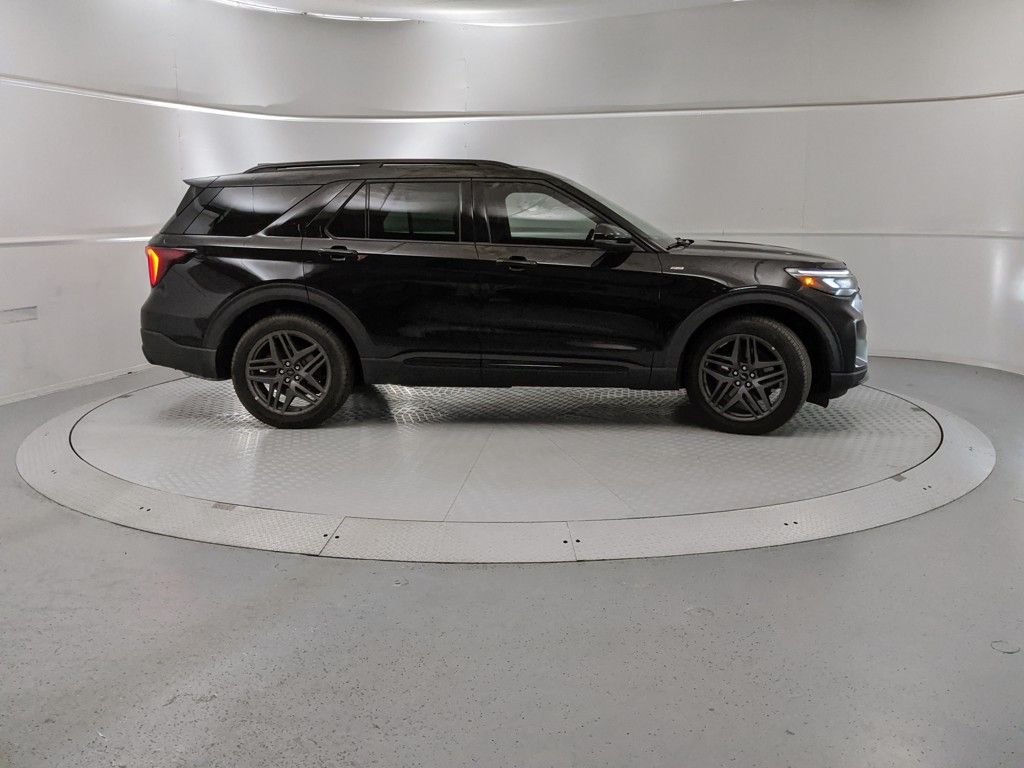 2025 Ford Explorer ST-Line photo 2