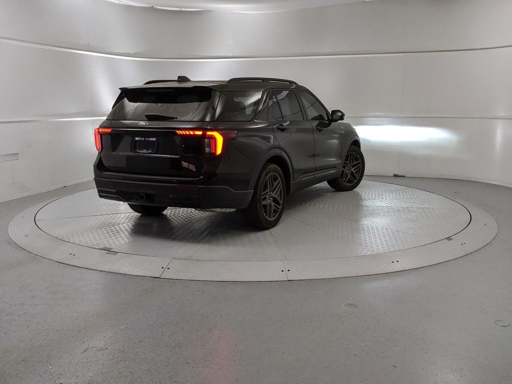 2025 Ford Explorer ST-Line photo 3