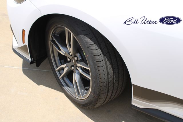 2025 Ford Mustang photo 5