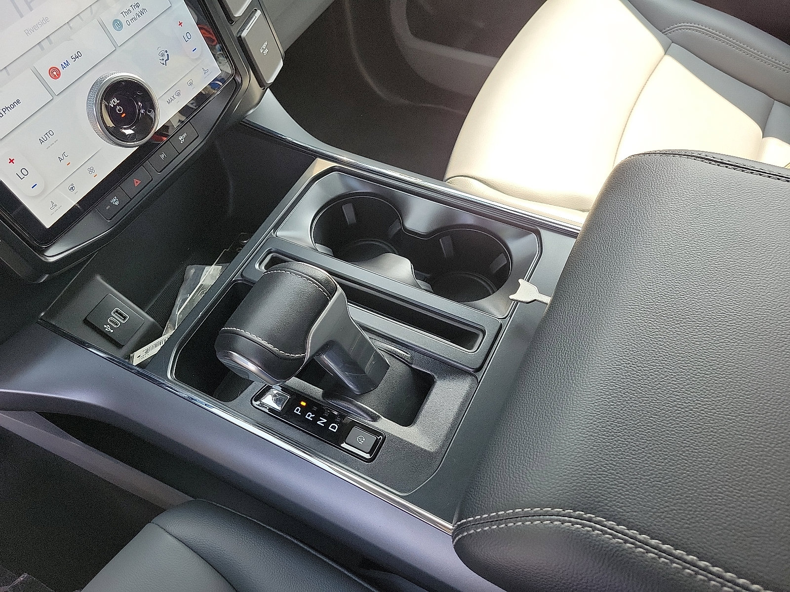 2025 Ford F-150 Lightning photo 7
