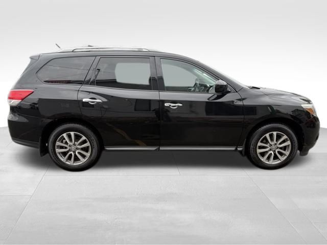 2016 Nissan Pathfinder S photo 2