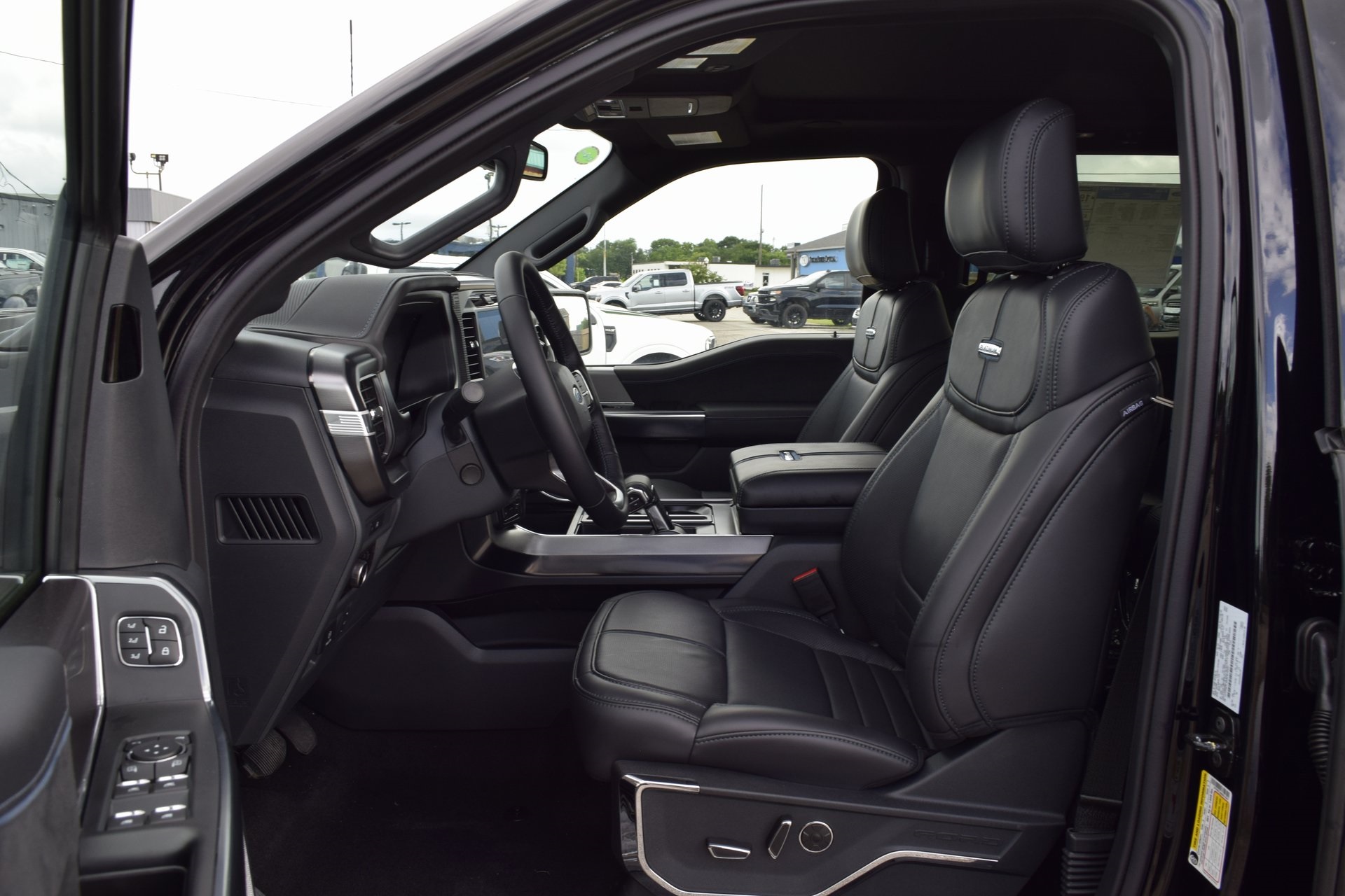 2025 Ford F-150 Platinum photo 14