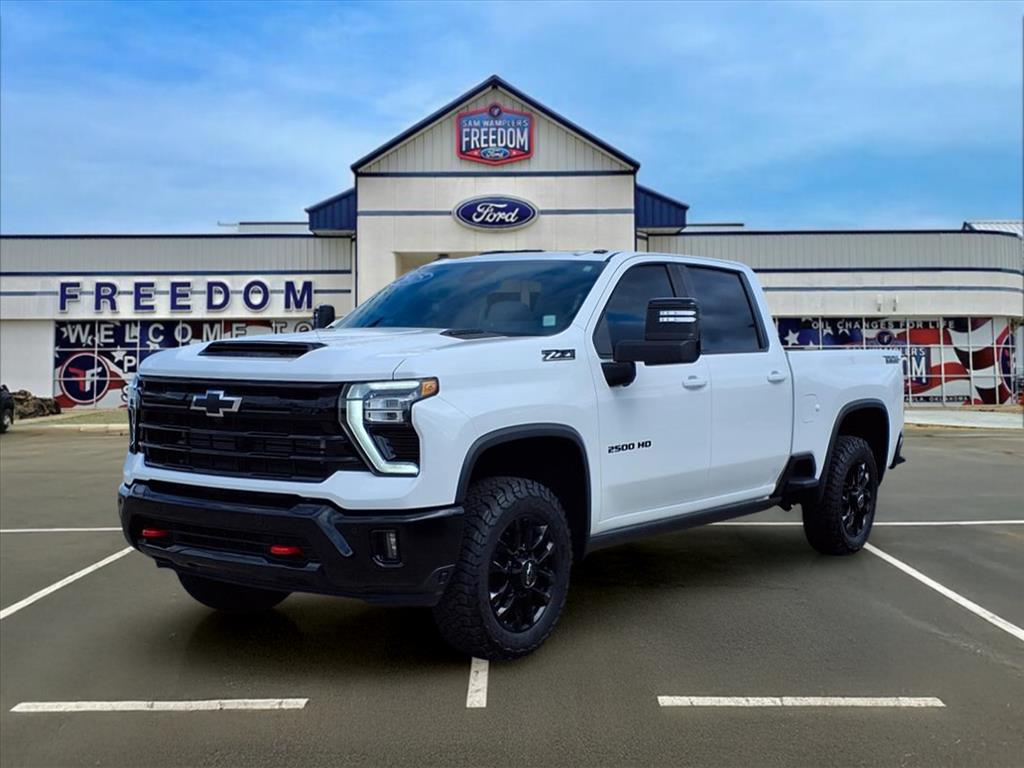 2025 Chevrolet Silverado 2500HD LTZ photo 3
