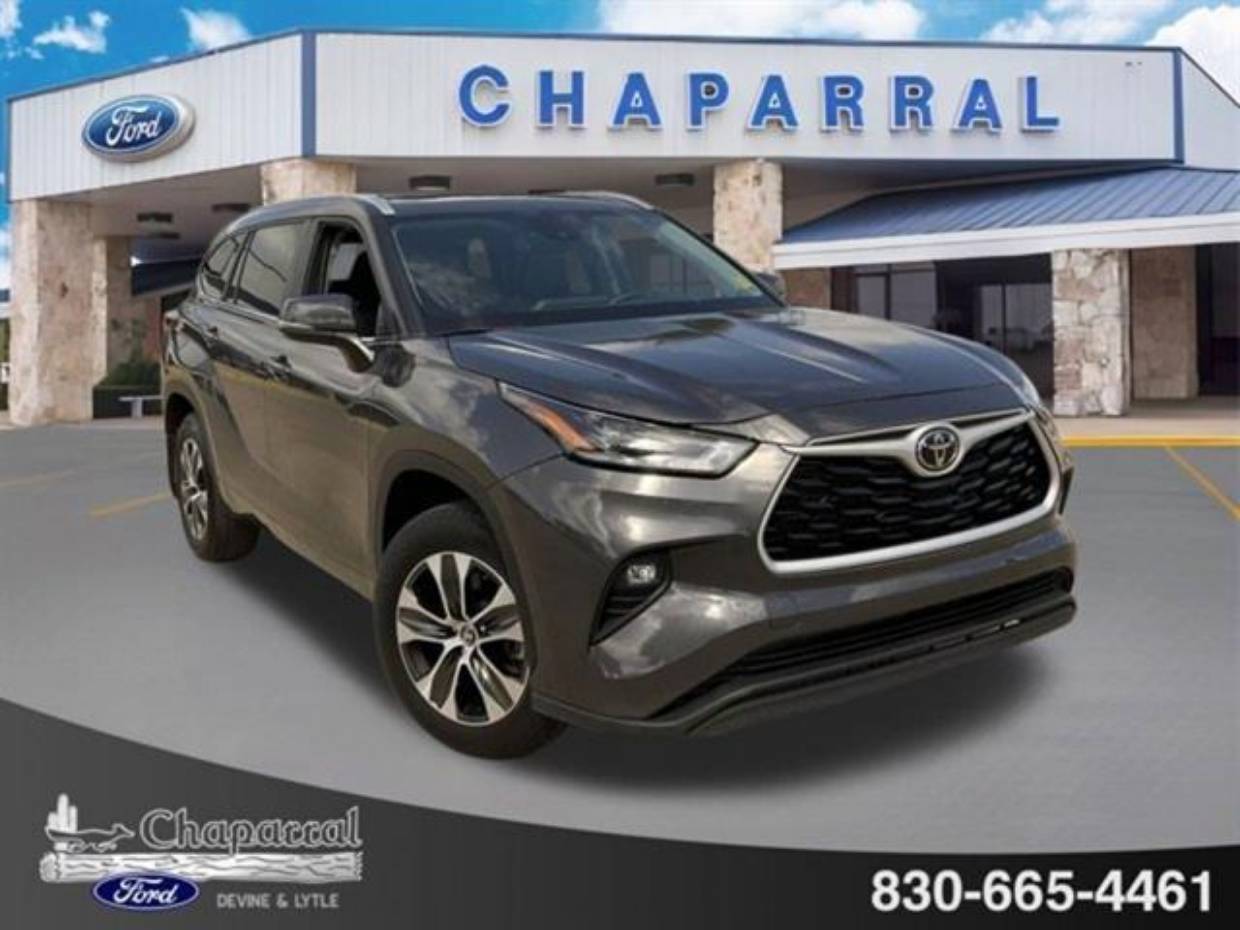 Used 2024 Toyota Highlander XLE with VIN 5TDKDRBH5RS545626 for sale in Devine, TX
