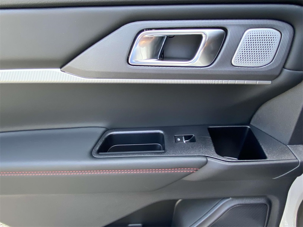 2025 Ford Explorer ST photo 10