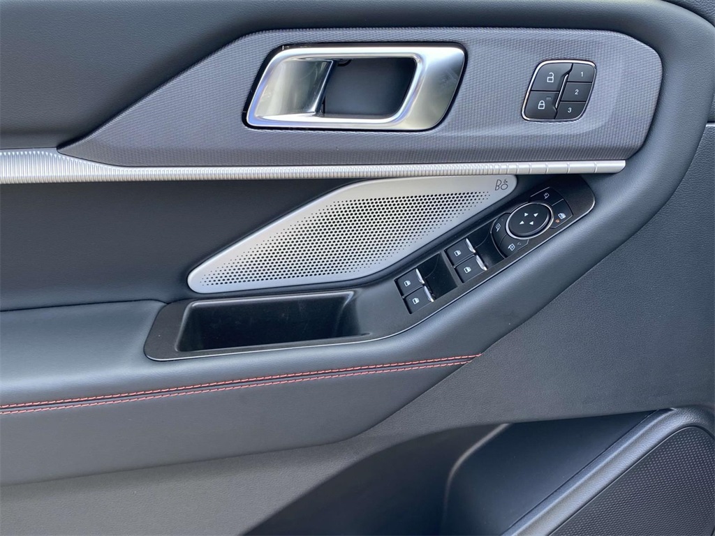 2025 Ford Explorer ST photo 13