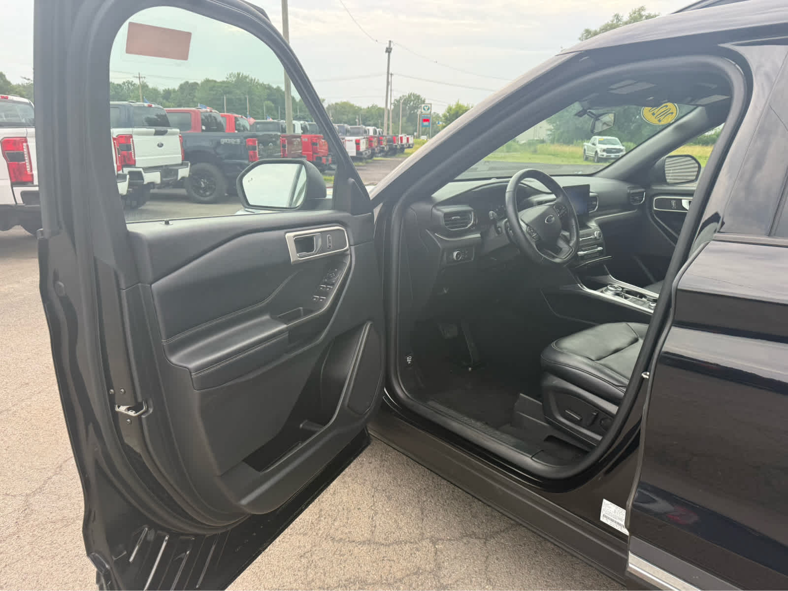 2020 Ford Explorer XLT photo 3