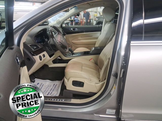 2019 Lincoln MKT photo 3