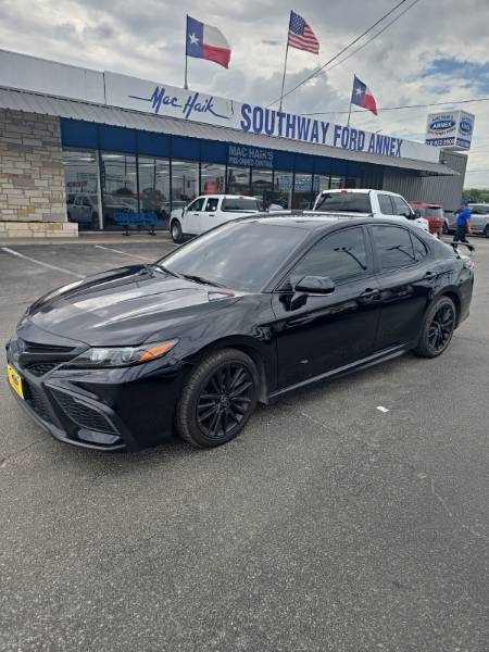 2022 Toyota Camry Hybrid SE