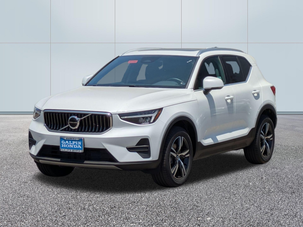 2025 Volvo XC40 B5 Core Bright Theme