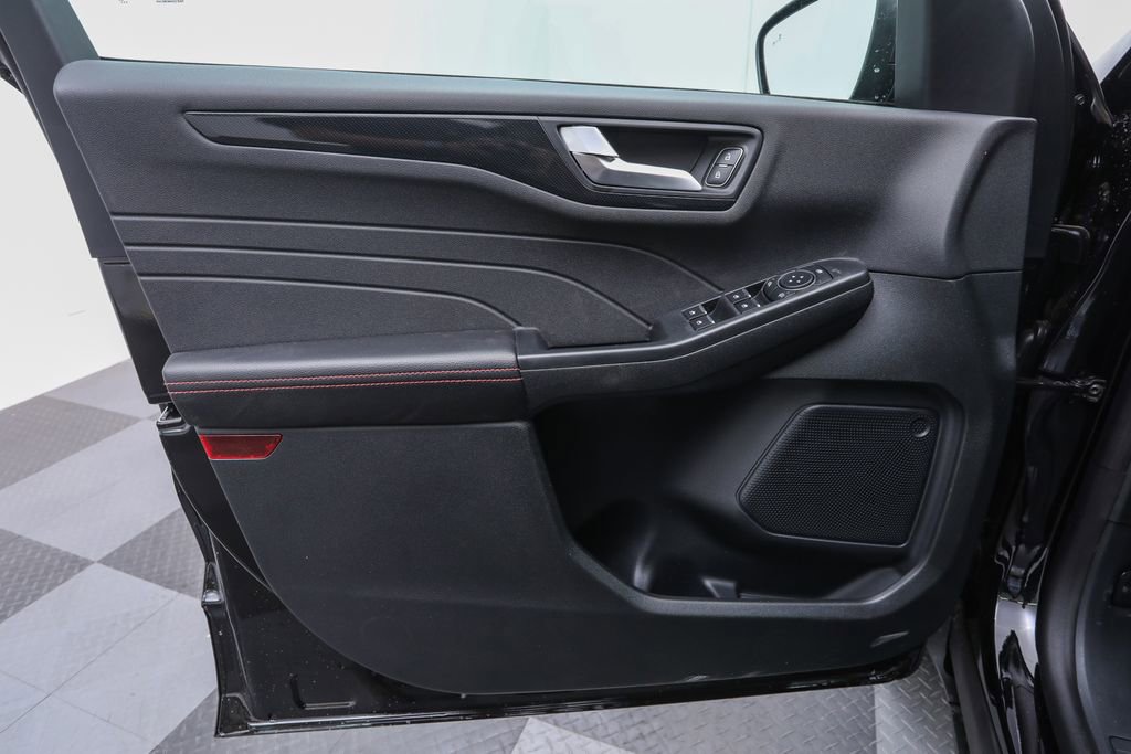 2025 Ford Escape ST-Line photo 6