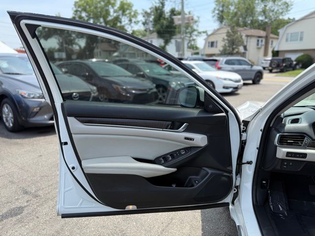 2018 Honda Accord Touring 2.0T photo 12