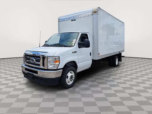 2025 Ford E-450 photo 2