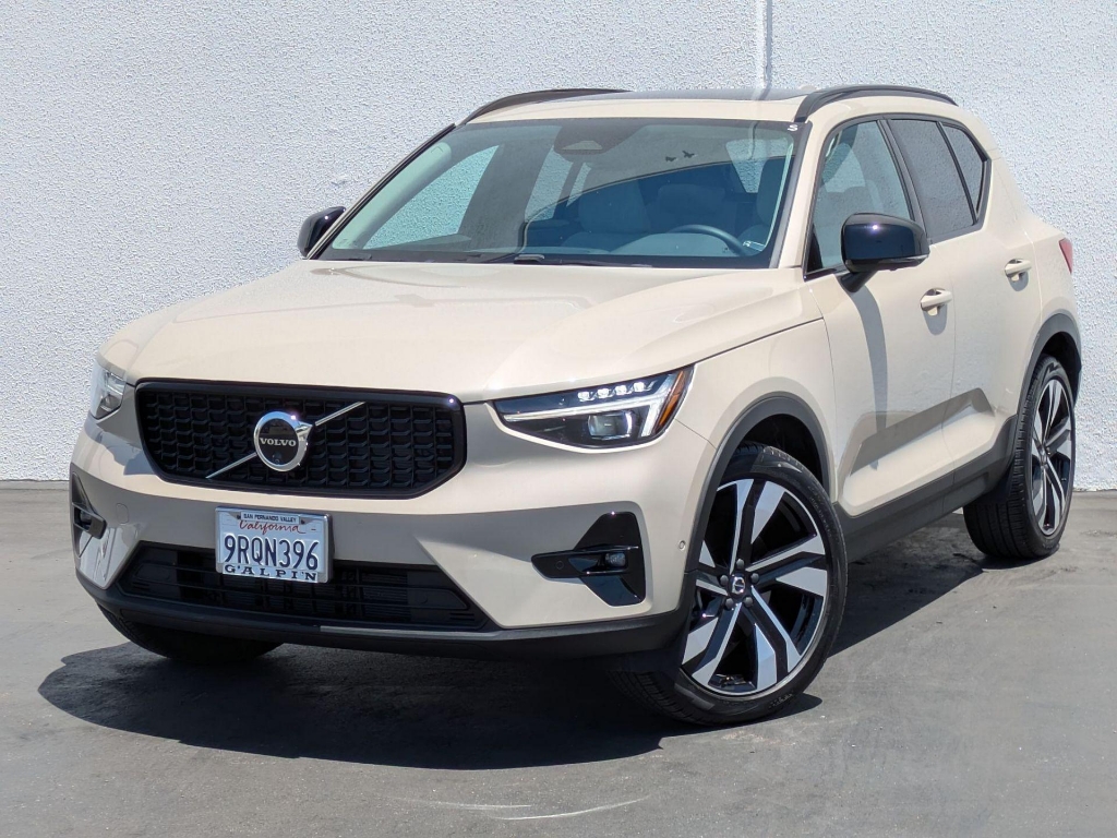 2025 Volvo XC40 B5 Plus Dark Theme
