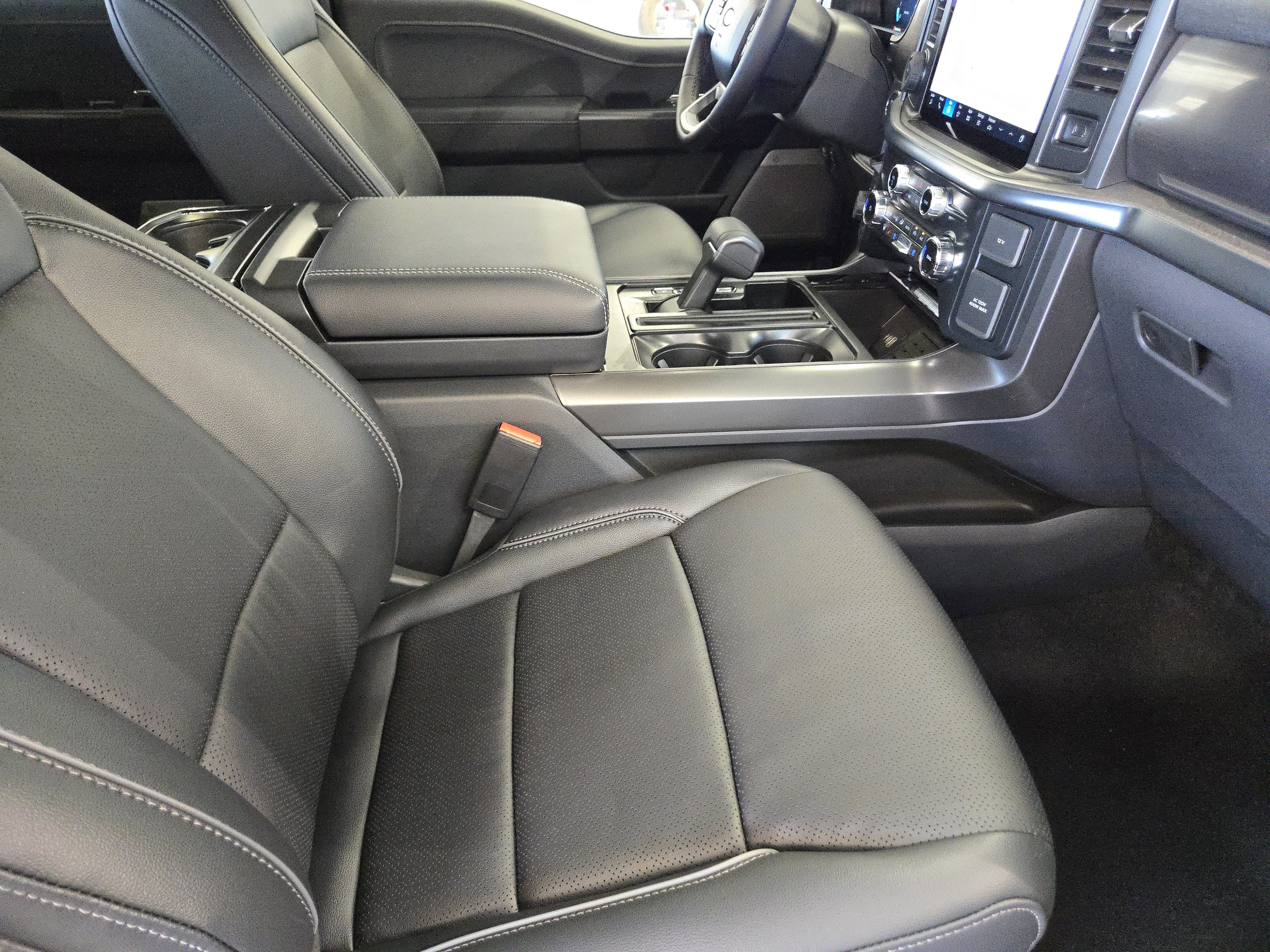 2025 Ford F-150 Lariat photo 8