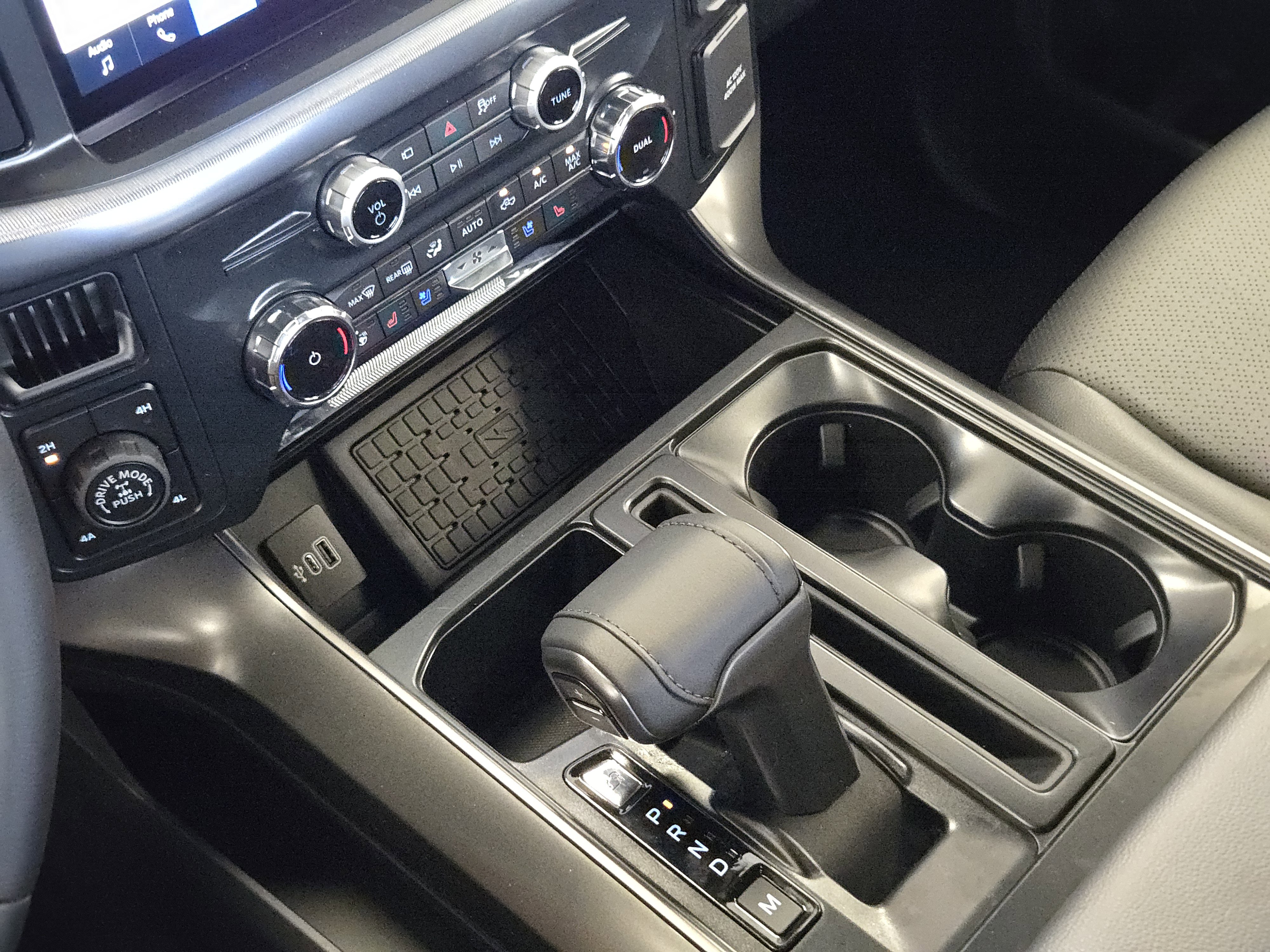 2025 Ford F-150 Lariat photo 12