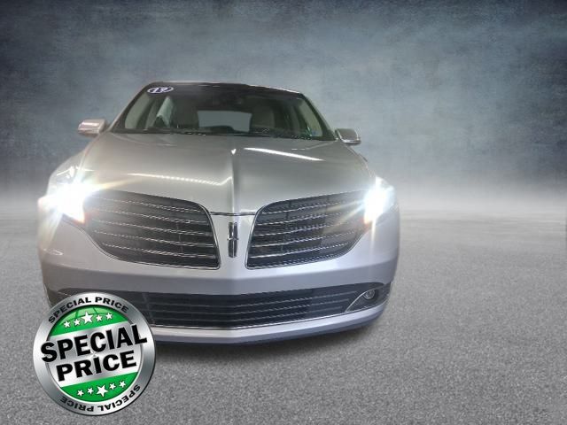 2019 Lincoln MKT photo 2