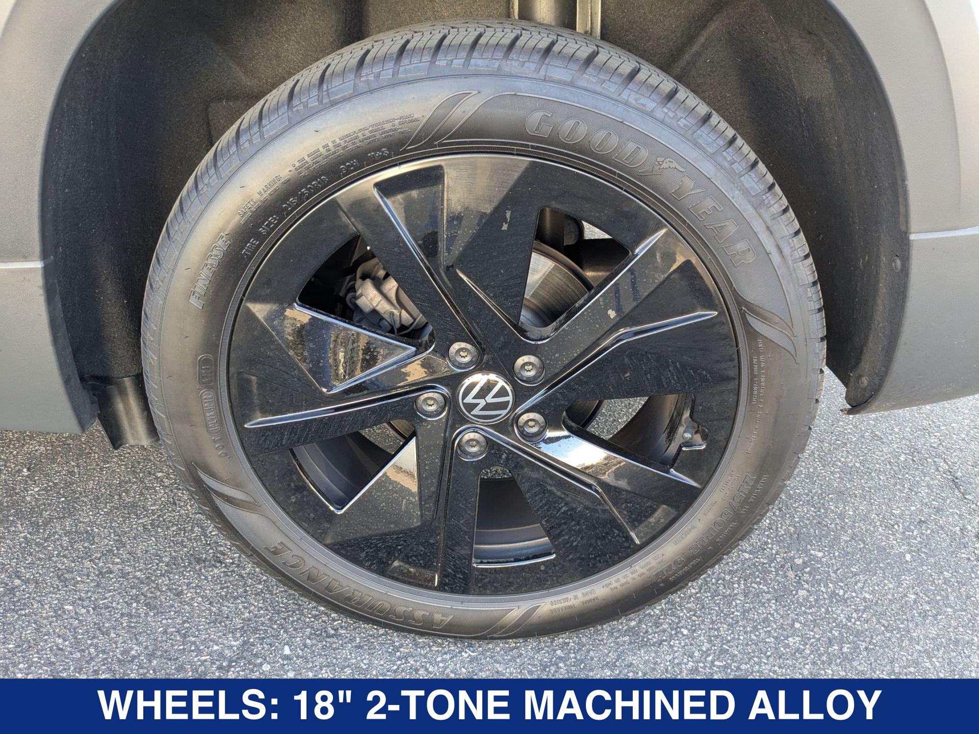 2025 Volkswagen Taos SE photo 4