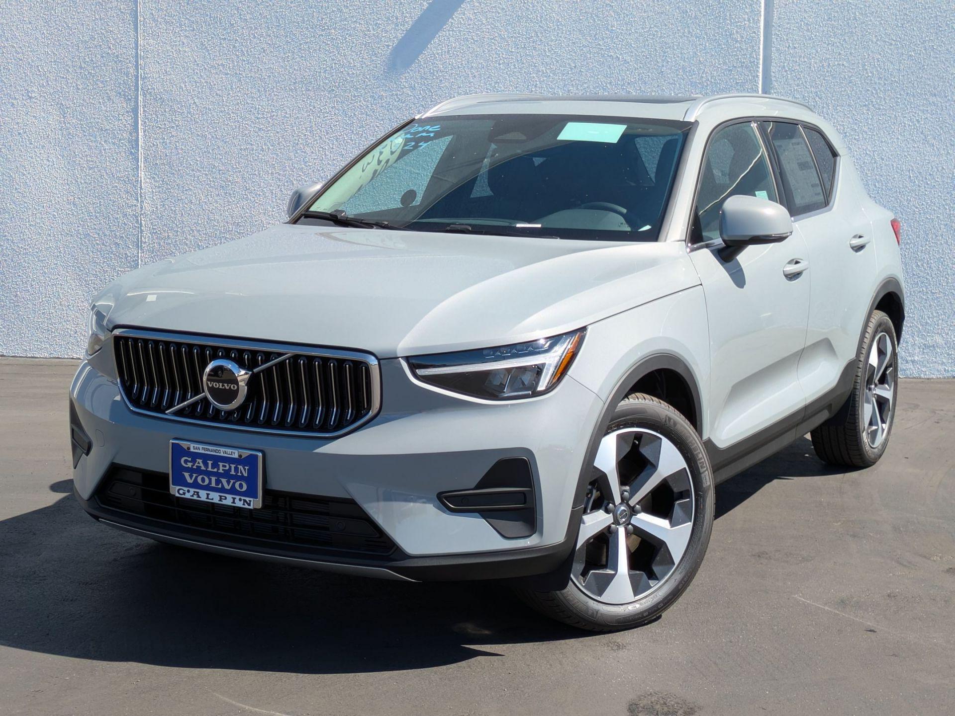 2025 Volvo XC40 Core photo 3