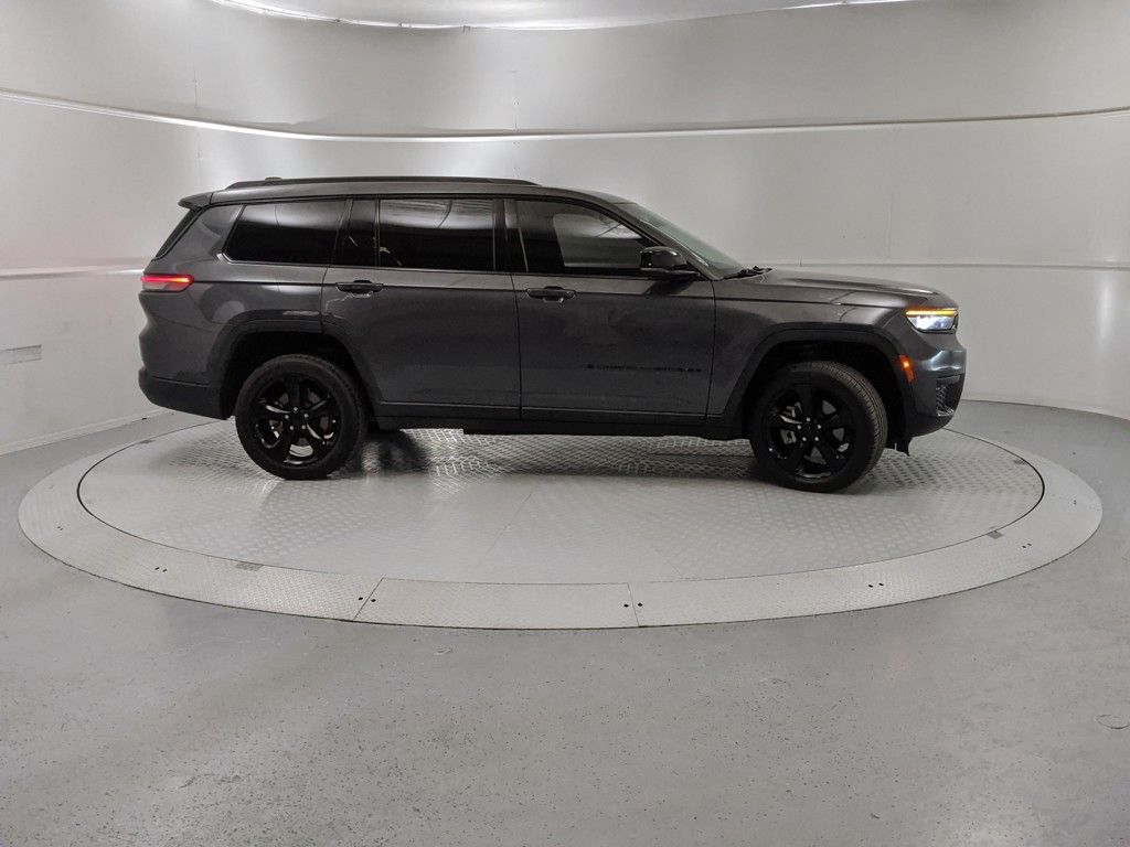 2022 Jeep Grand Cherokee Altitude photo 2