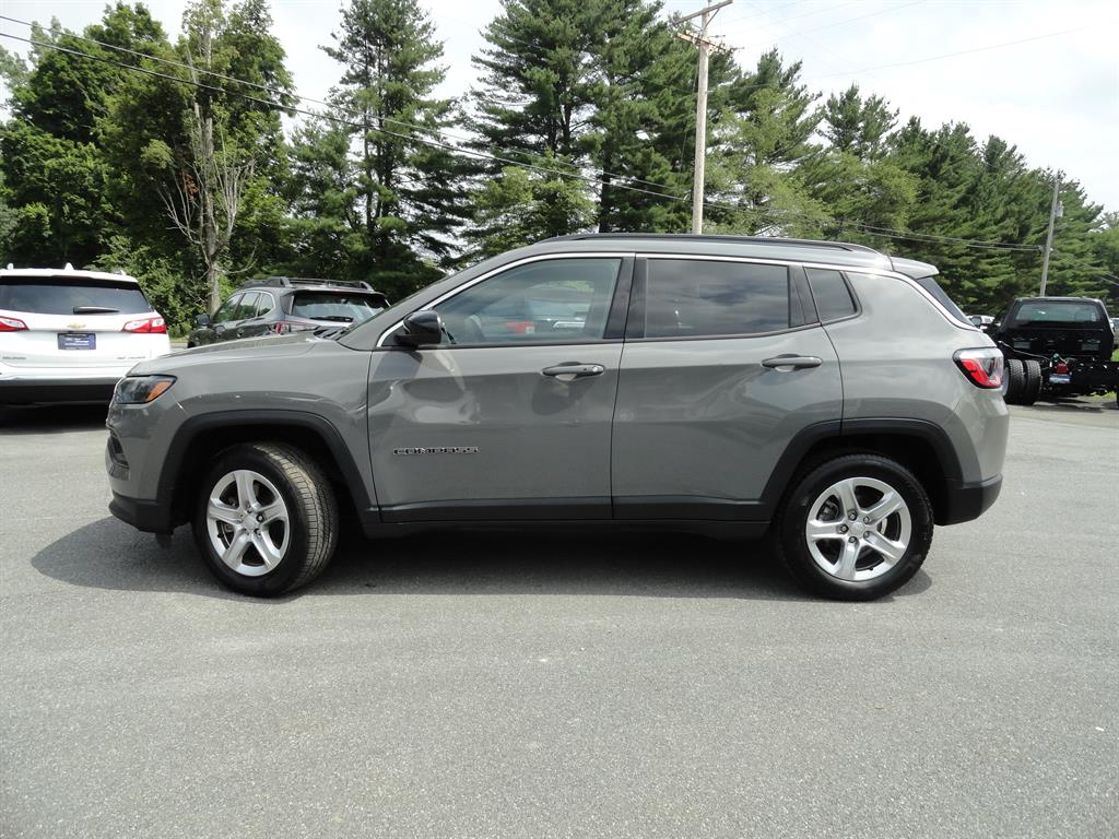 2023 Jeep Compass Latitude photo 3