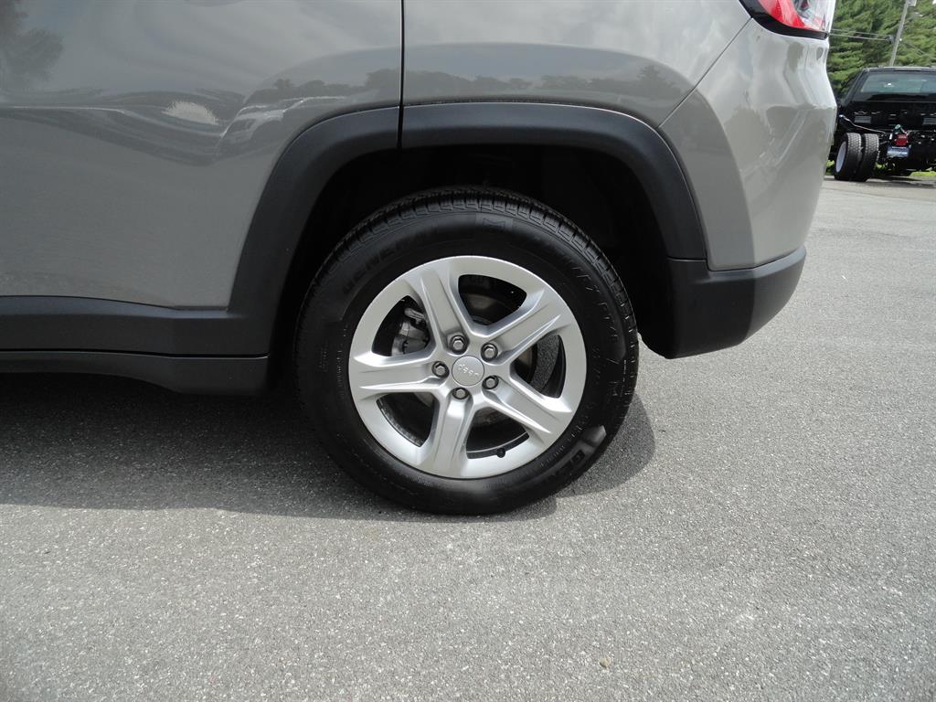 2023 Jeep Compass Latitude photo 4
