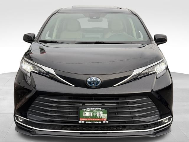 2023 Toyota Sienna XLE photo 2
