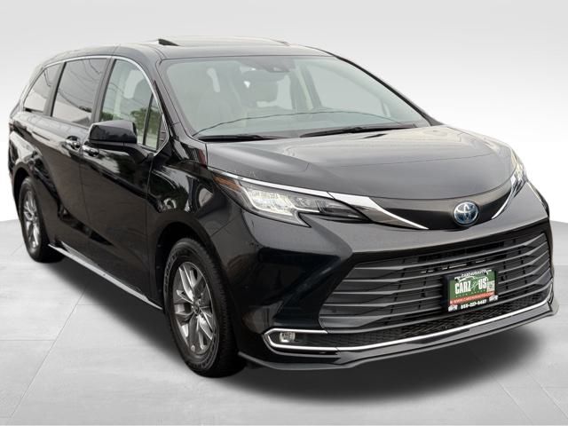 2023 Toyota Sienna XLE photo 3