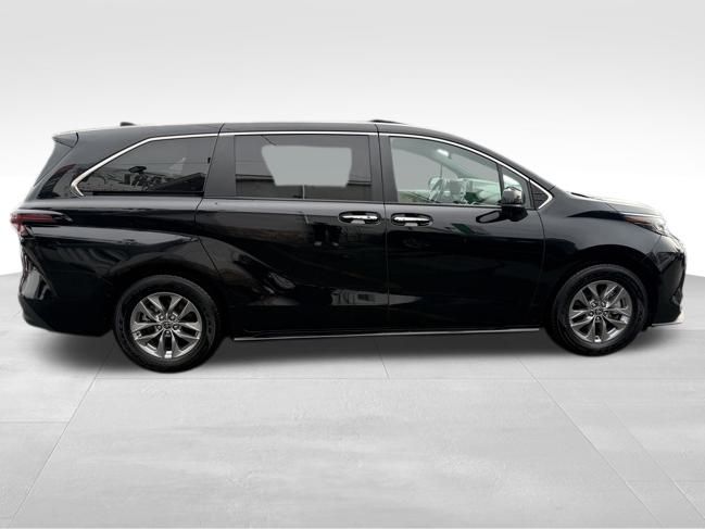 2023 Toyota Sienna XLE photo 4