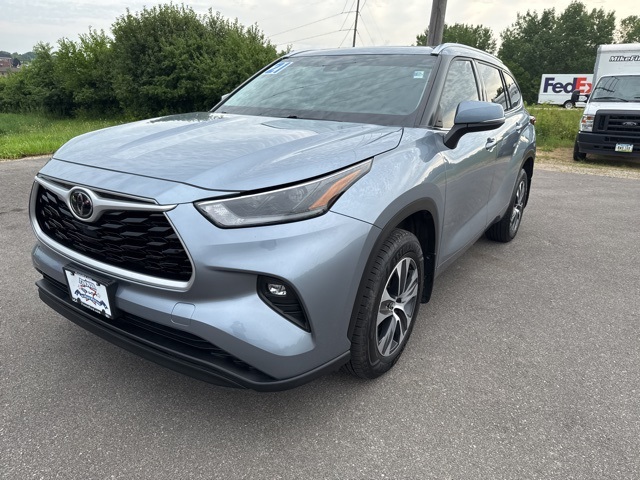 2021 Toyota Highlander XLE photo 3
